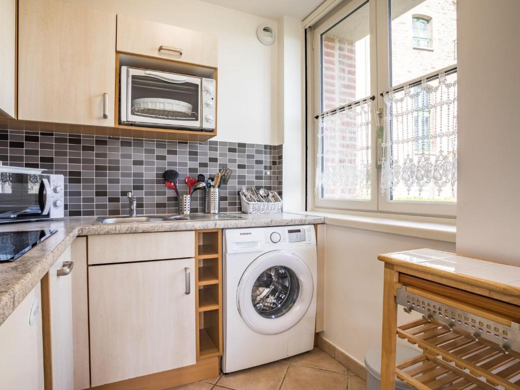 Kuchyň nebo kuchyňský kout v ubytování Apartment Le Parc du Prieuré by Interhome