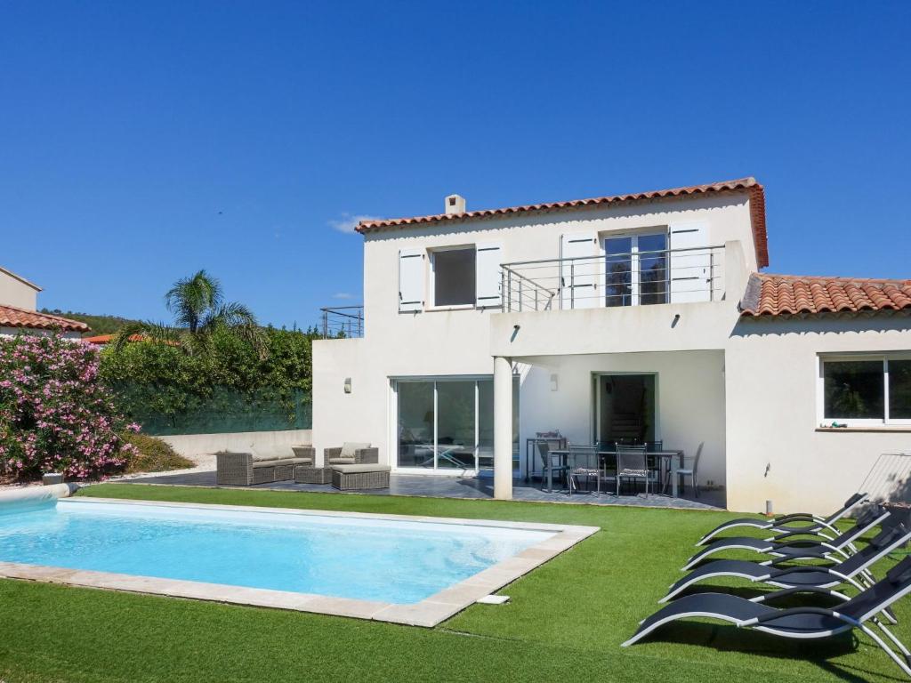 une villa avec piscine devant une maison dans l'établissement Villa Bastide de la Mer by Interhome, à Bormes-les-Mimosas