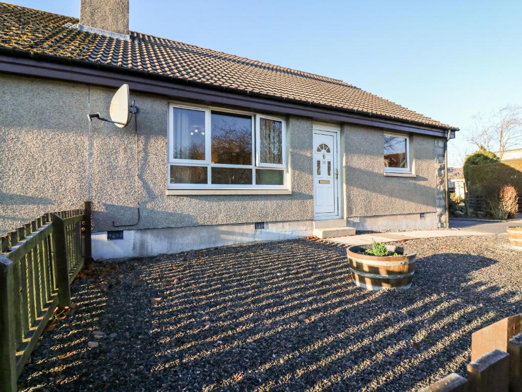 a house with a fence in front of it at 10 Annesley Park in Banchory