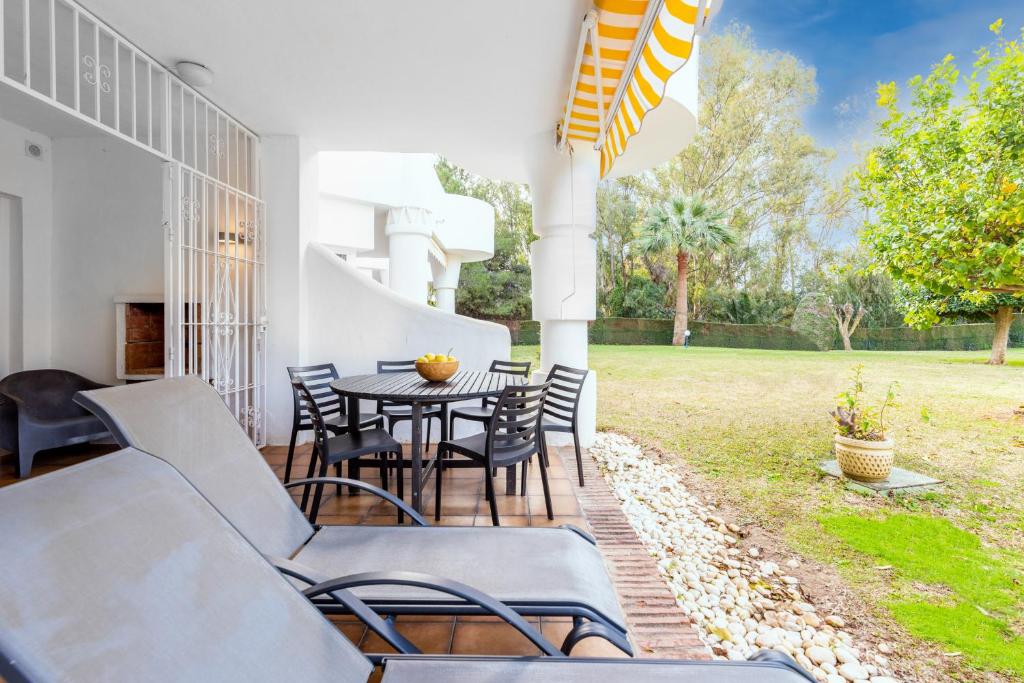 un patio con mesa y sillas y un patio en Jardines de Calahonda II, en Mijas Costa