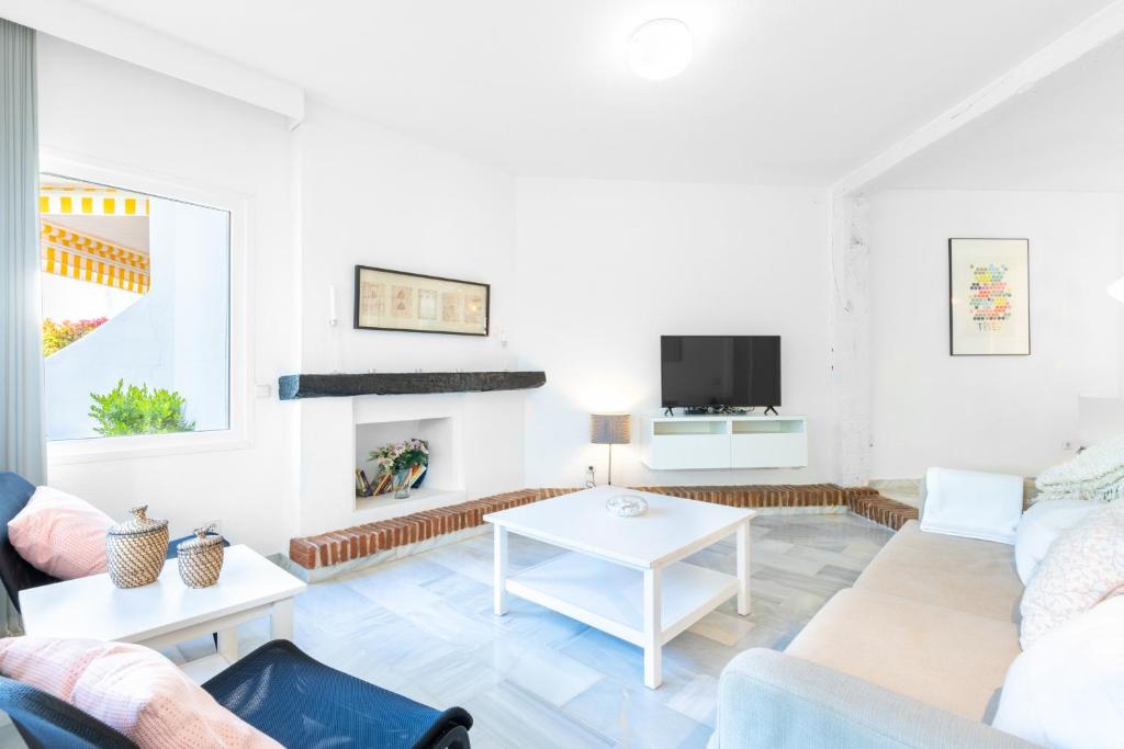 TV a/nebo společenská místnost v ubytování Jardines de Calahonda II