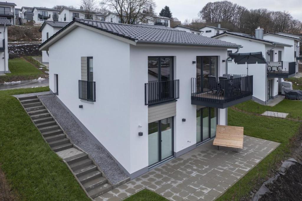 een wit huis met een balkon bij Diemelblick 29 - MIEKE in Heringhausen