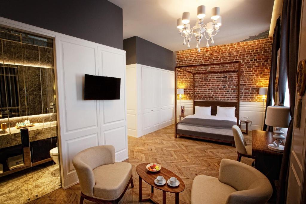 una camera d'albergo con letto, tavolo e sedie di Hotel Miniature - Ottoman Mansion a Istanbul