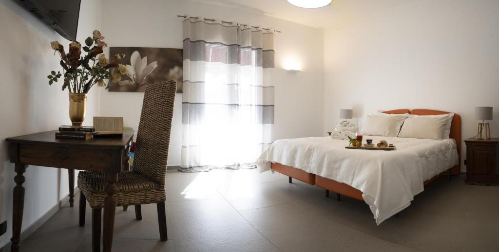 sypialnia z łóżkiem, stołem i biurkiem w obiekcie B&B Bivona w mieście Mazara del Vallo