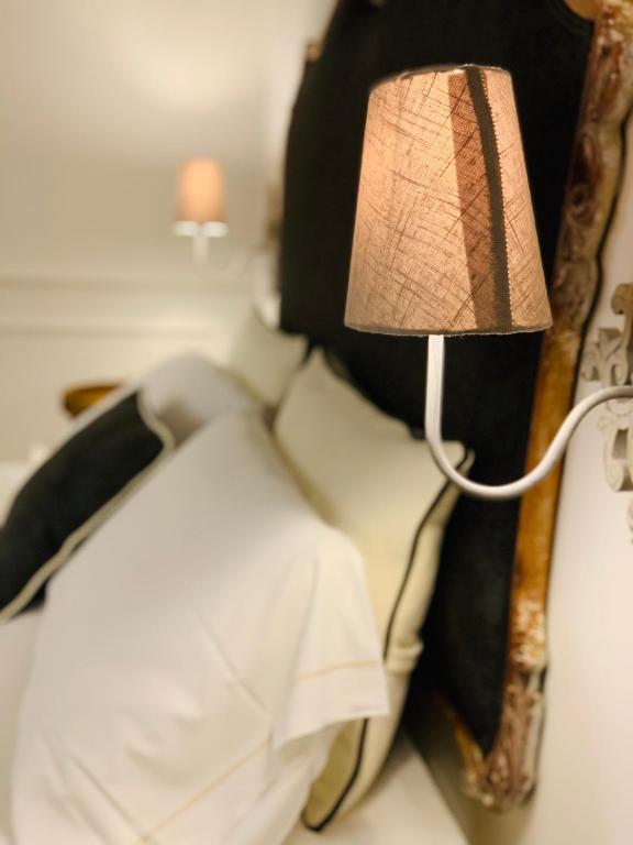 Postel nebo postele na pokoji v ubytování Palazzo del Poeta - Dimora Contemporanea