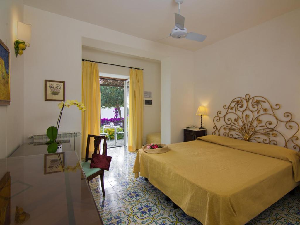 Postel nebo postele na pokoji v ubytování Semiramis Hotel De Charme & Pools