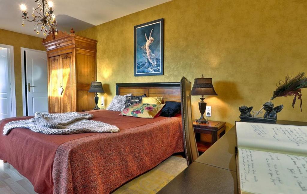Un pat sau paturi într-o cameră la Lanévry, Ville d'Ys
