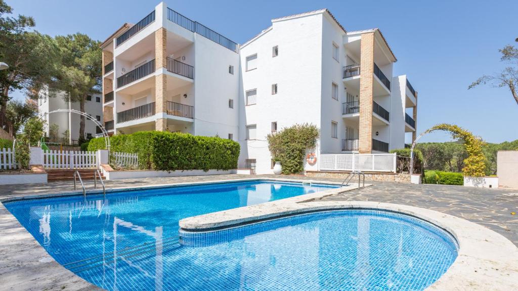 een zwembad voor een appartementencomplex bij Oren 12 - Pals in Calella de Palafrugell