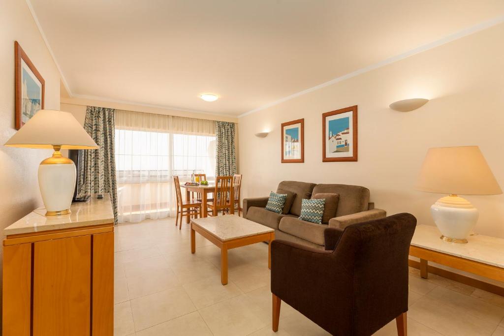 a living room with a couch and a table at Interpass Vau Hotel Apartamentos in Portimão