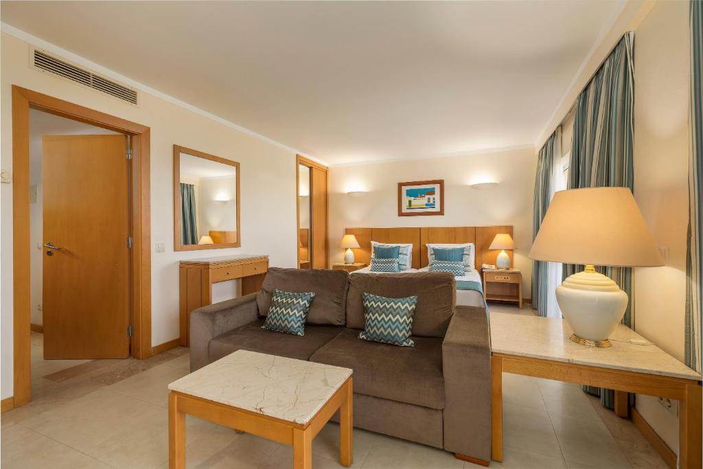 a living room with a couch and a bed at Interpass Vau Hotel Apartamentos in Portimão
