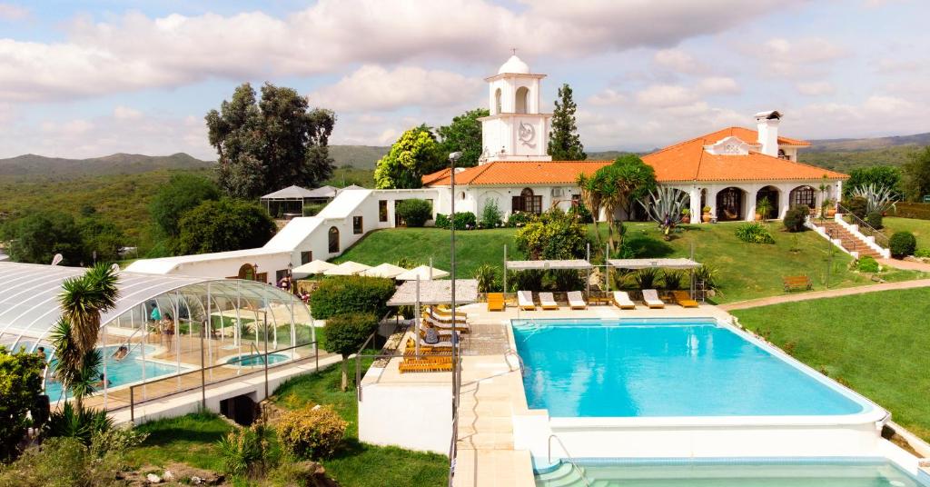 卡洛斯帕斯的住宿－德爾格提拉波薩達酒店，一座带游泳池和教堂的庄园