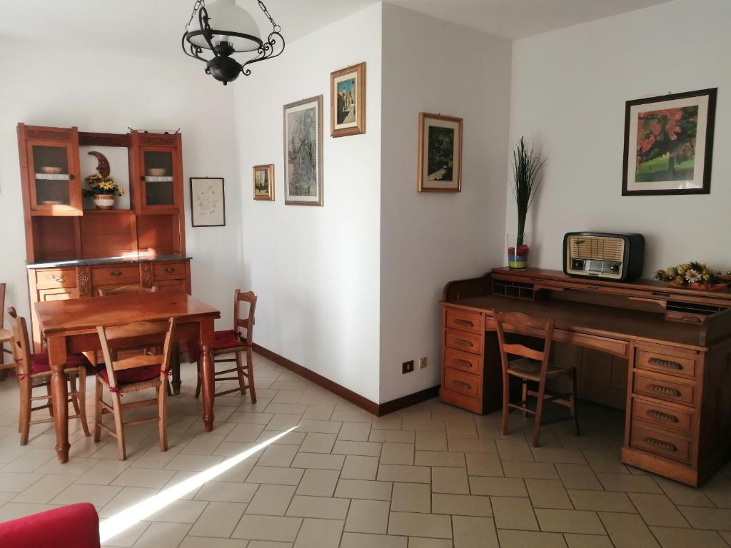 jadalnia ze stołem i biurkiem w obiekcie Residenza Schinardi w mieście Oristano