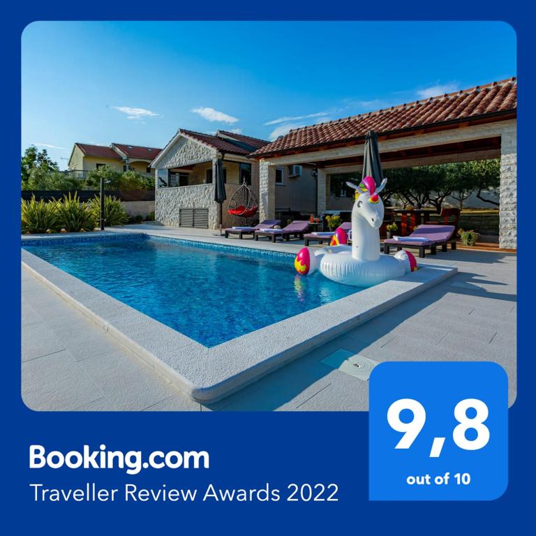 Bazén v ubytování Villa Lorema-pet friendly on 5000 sqm garden,pool, jacuzzi, billiard&PS5 nebo v jeho okolí