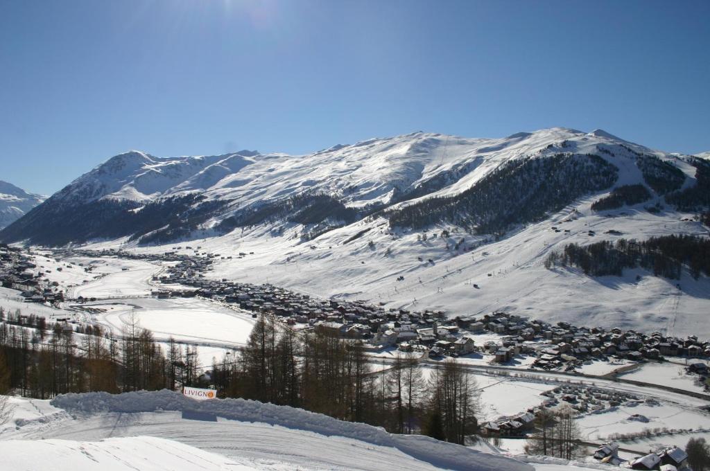 a view of a snow covered mountain with a town at Appartamenti Elisabetta n2 in Livigno