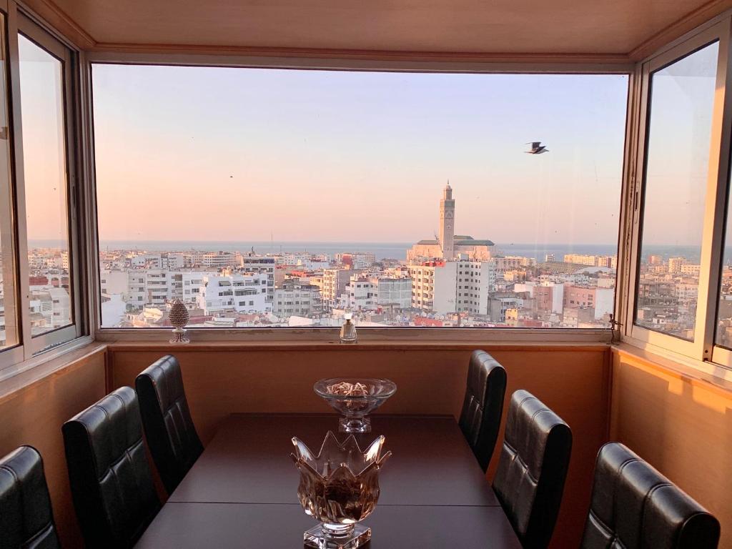una mesa en una habitación con vistas a la ciudad en Anfa 138 - Best view in town. Great location. Luxurious 2 bedrooms en Casablanca