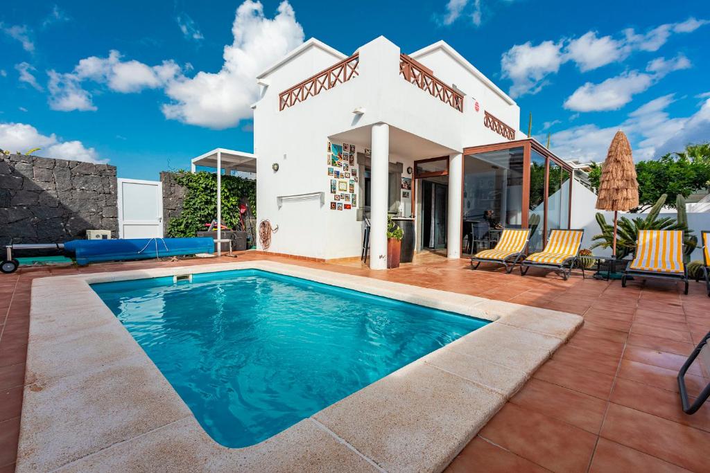 basen przed domem w obiekcie Casa ERNESTO w mieście Playa Blanca