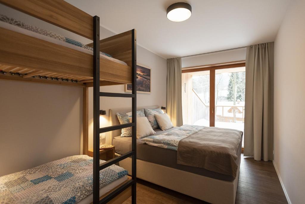 Łóżko lub łóżka w pokoju w obiekcie APARTMÁNY PADESÁTKA - Polední Kameny