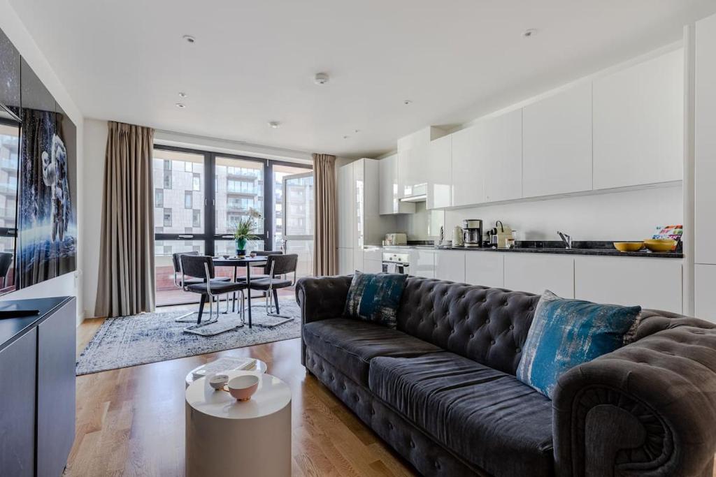 SUPERB LARGE DeLUXE HOME AT WESTFIELD SHOPPING CENTER