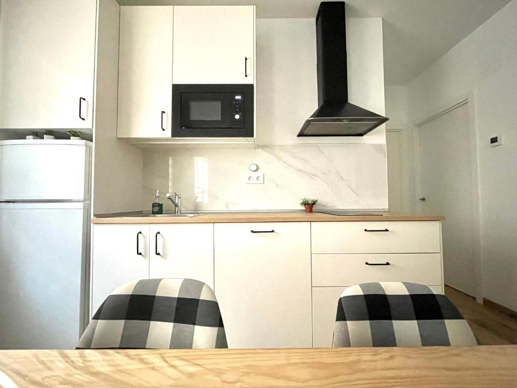 Kuchyň nebo kuchyňský kout v ubytování Trauko Flat Parking 12 euros x day EBI01313