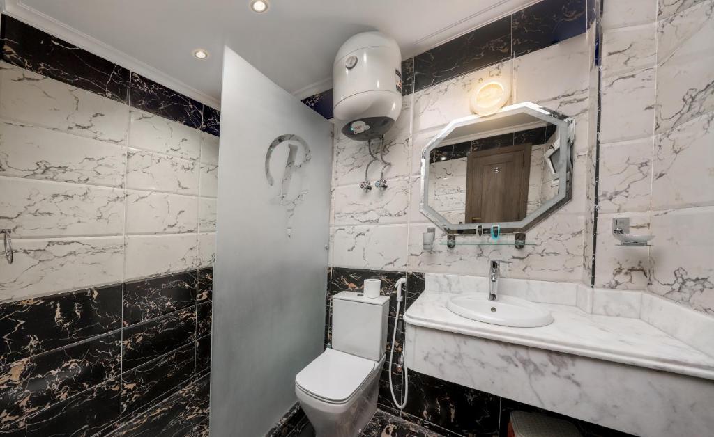 Brothers Pyramids View - 9