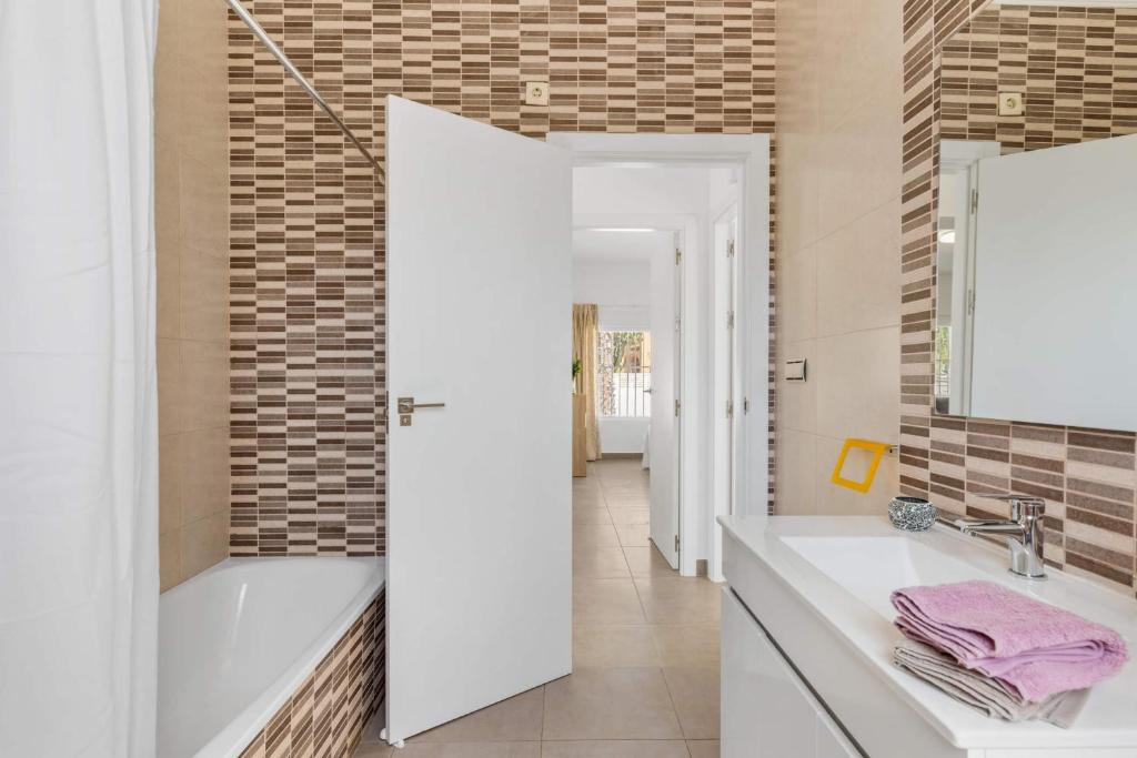 Koupelna v ubytování Villa Escriva - PlusHolidays