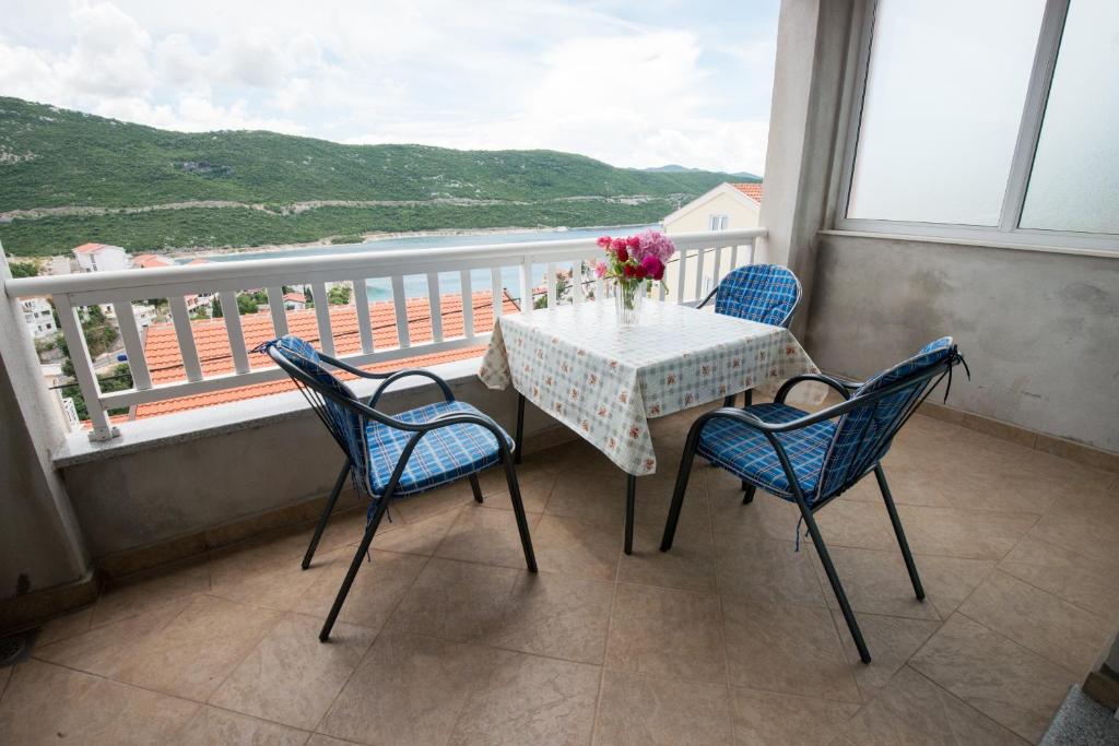 Apartments MAMPAS - One-Bedroom Apartment With Balcony And Sea View