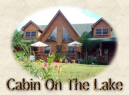 una casa de madera con las palabras cabaña en el lago en Cabin On The Lake, en Lake Helen