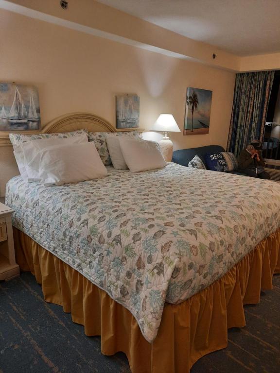 a large bed in a hotel room with a large bed sidx sidx sidx at A Happy Seashell Story in Daytona Beach