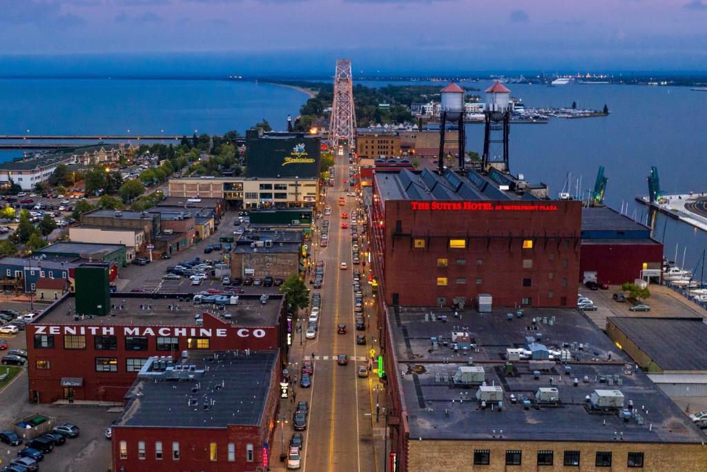 una vista aérea de una ciudad con una calle en The Suites Hotel at Waterfront Plaza, en Duluth