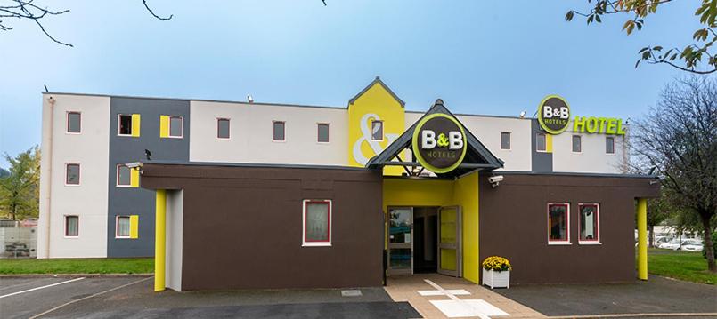 un bâtiment avec un jaune et un blanc dans l'établissement B&B HOTEL Nantes Rezé St Sébastien, à Saint-Sébastien-sur-Loire