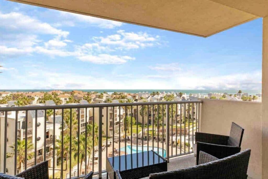 uma varanda com cadeiras e vista para o oceano em Bahia Mar Solare Tower 6th floor Oceanview Condo 3bd 3ba w Pools Hot Tubs em South Padre Island