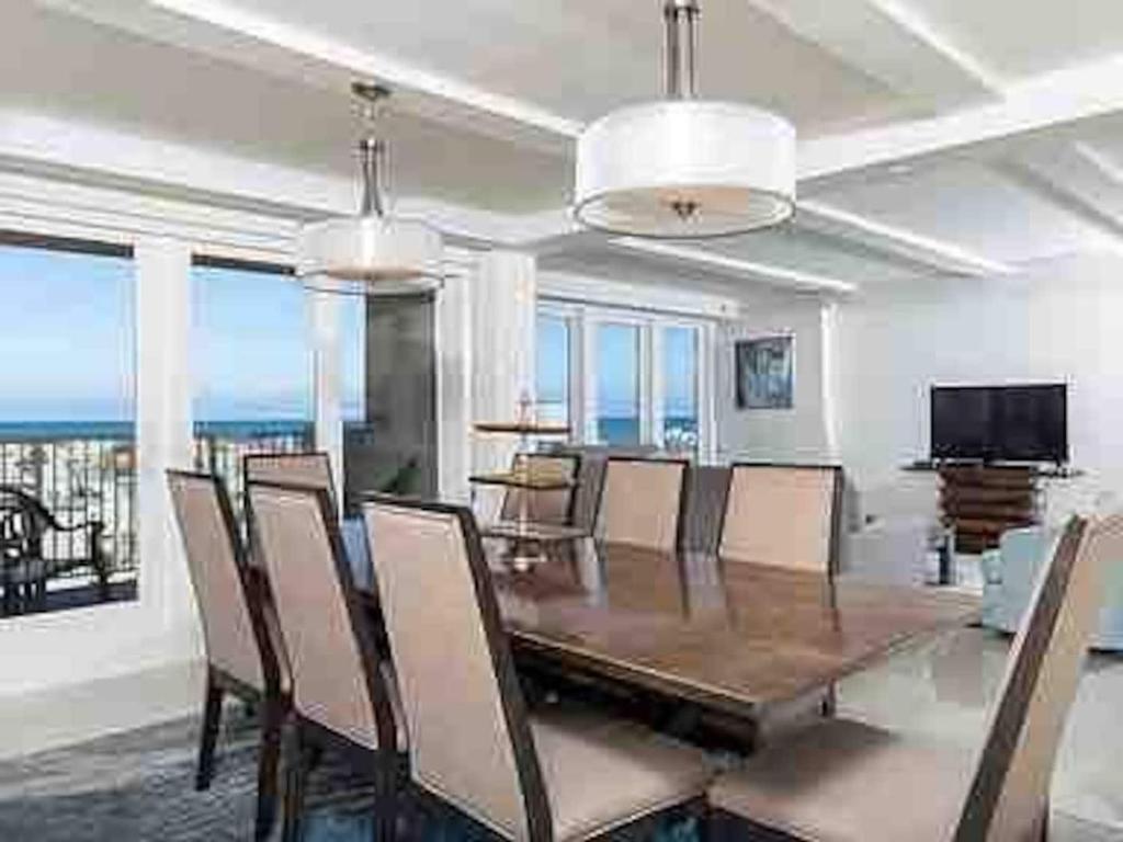 TV a/nebo společenská místnost v ubytování Bahia Mar Solare Tower 6th floor Oceanview Condo 3bd 3ba w Pools