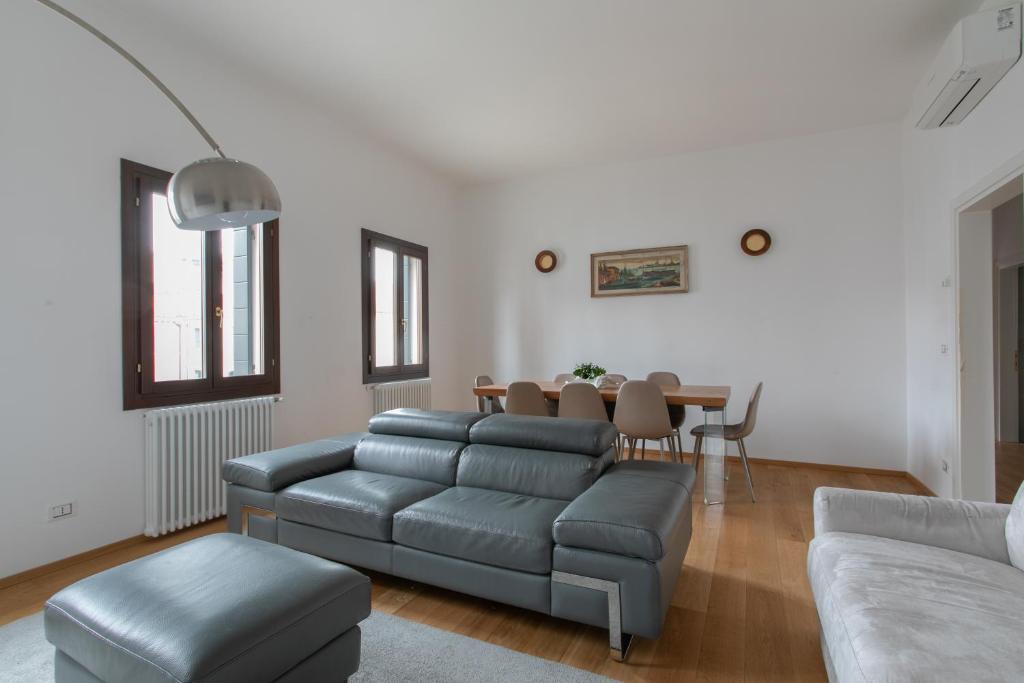 a living room with a couch and a table at Residenza Pomponi Deluxe in Venice