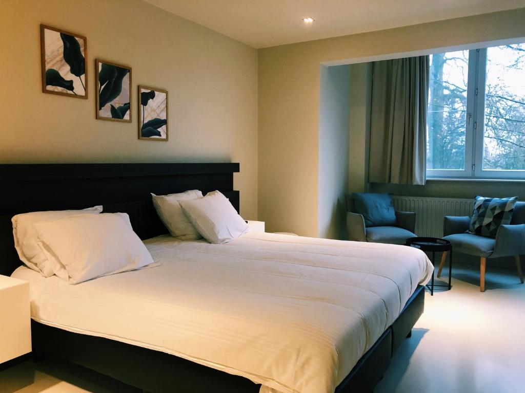 Postel nebo postele na pokoji v ubytování Auberge du Vieux Cedre, Enghien-Belgique