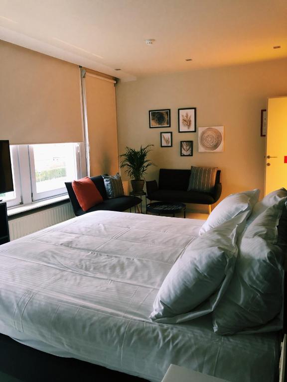 Postel nebo postele na pokoji v ubytování Auberge du Vieux Cedre, Enghien-Belgique