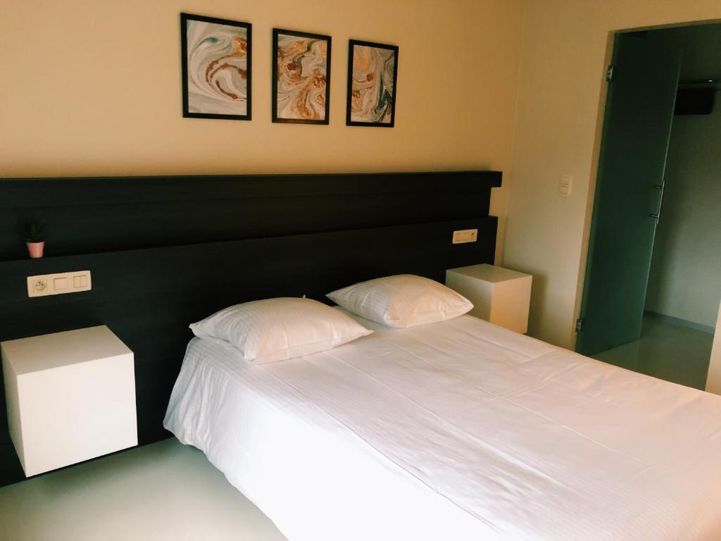 Postel nebo postele na pokoji v ubytování Auberge du Vieux Cedre, Enghien-Belgique
