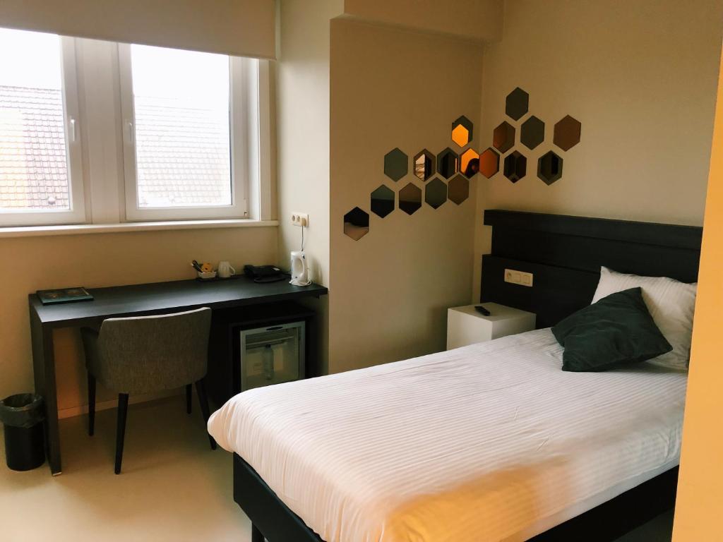 Postel nebo postele na pokoji v ubytování Auberge du Vieux Cedre, Enghien-Belgique