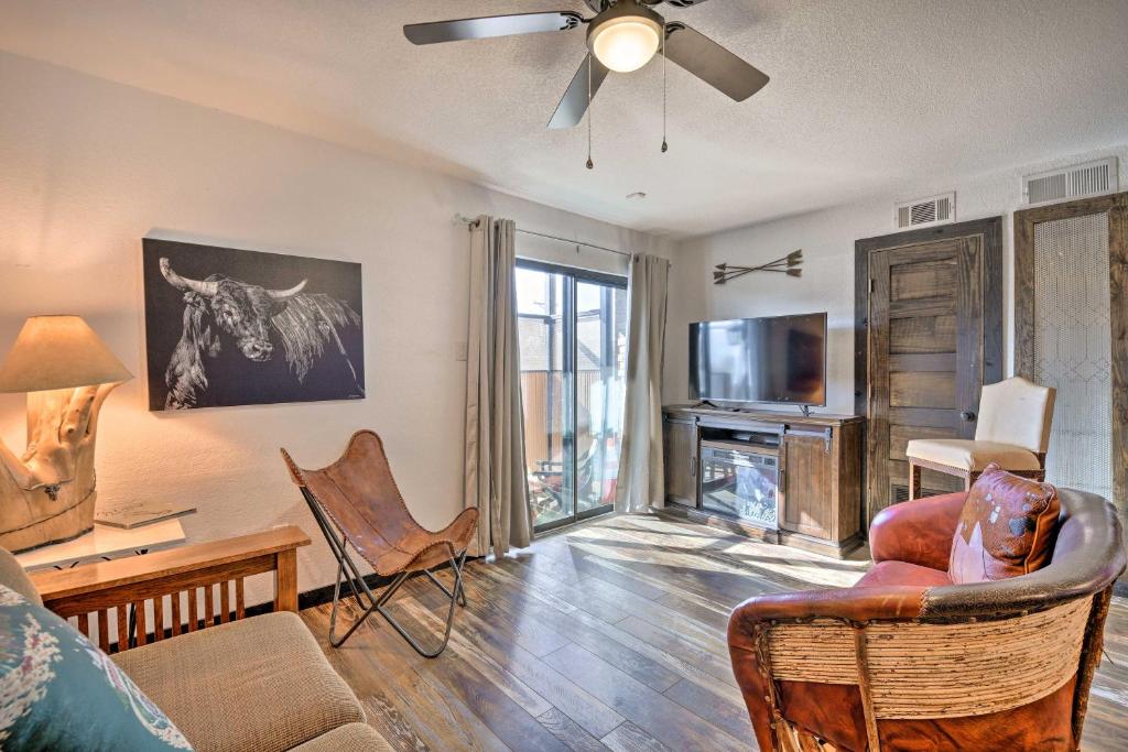ein Wohnzimmer mit Couch und Fernseher in der Unterkunft 4 Mi to Dtwn Rustic Fort Worth Apt in Fort Worth