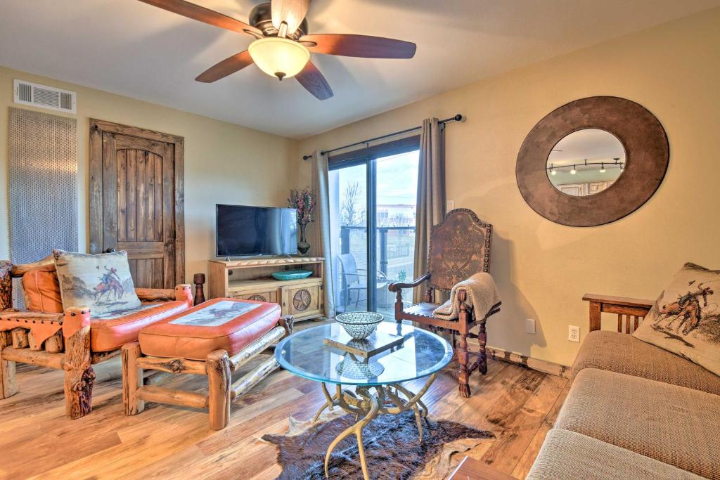 Μια τηλεόραση ή/και κέντρο ψυχαγωγίας στο Fort Worth Apt Less Than 5 Mi to Downtown!