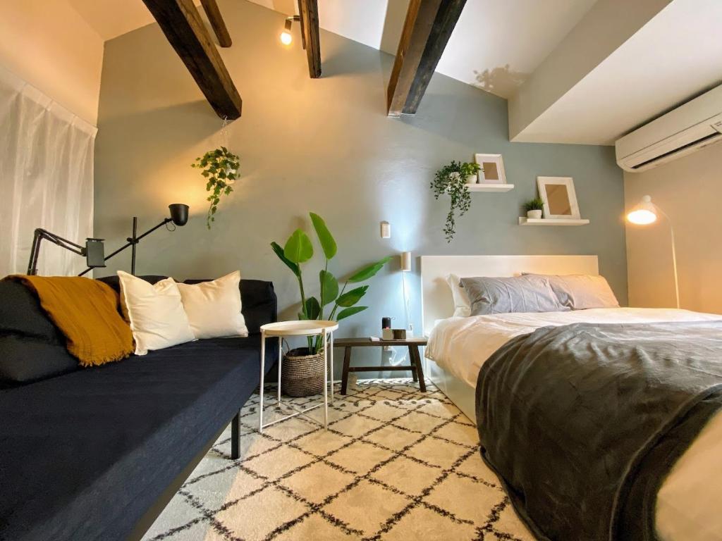 a bedroom with two beds and a couch at Nagasaki Sakayado Hitoma - Vacation STAY 16332v in Nagasaki