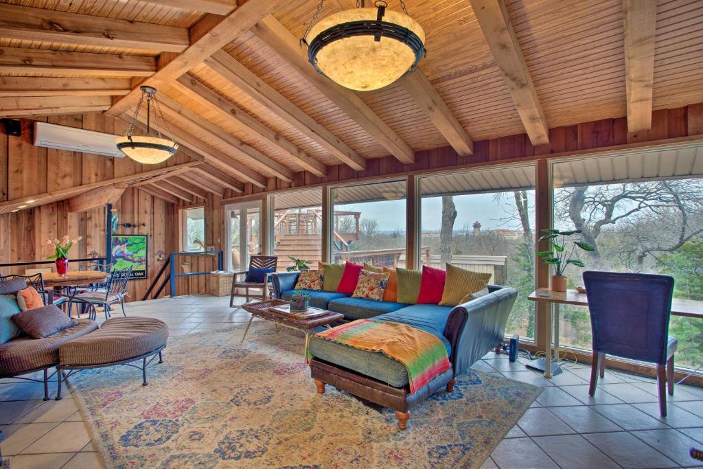 Χώρος καθιστικού στο Wooded Retreat with Fire Pit, half Mi to Marina!