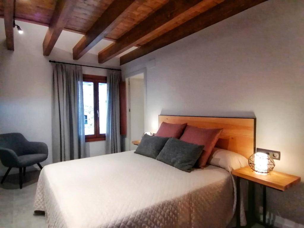 Postel nebo postele na pokoji v ubytování Apartament "El Castell" Casa Rural Cal Rialla