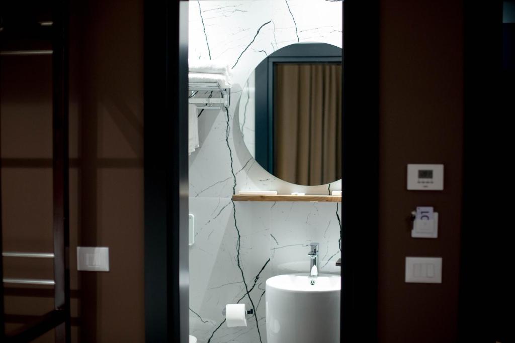 Koupelna v ubytování Mergan Hotel