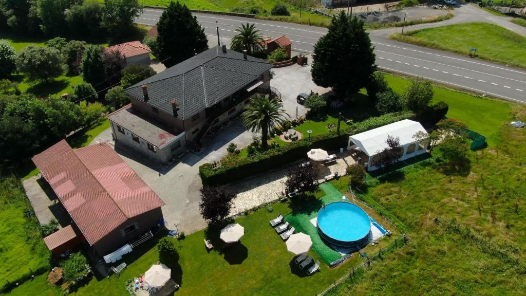 an overhead view of a house with a swimming pool at Casa Madrazo con piscina y parrillas in Praves