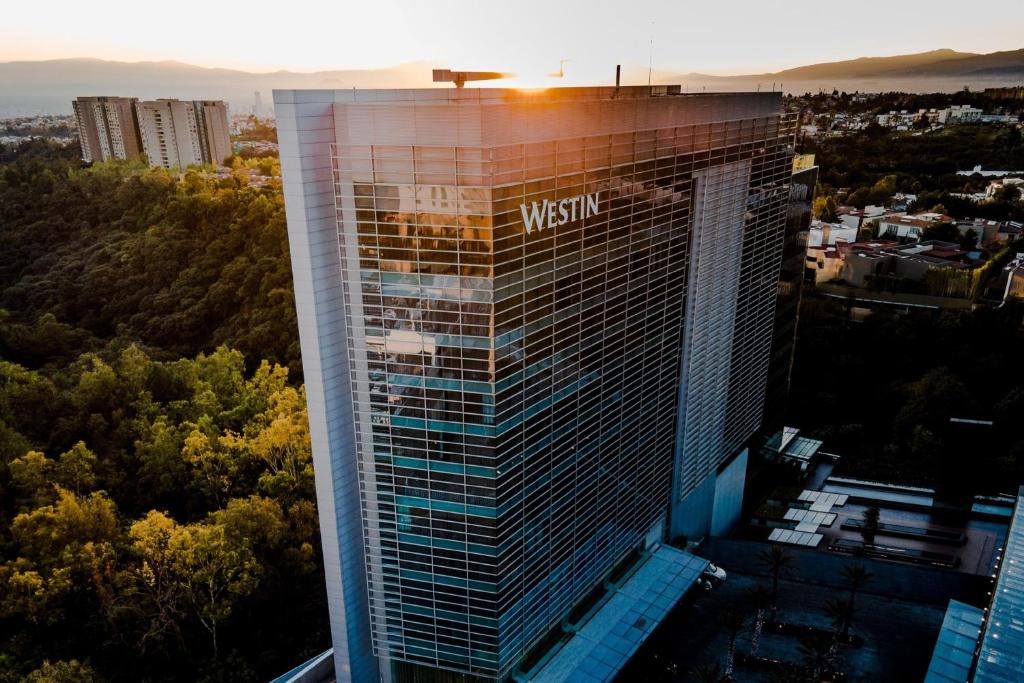 een uitzicht op een mgm-gebouw bij zonsondergang bij The Westin Santa Fe, Mexico City in Mexico-Stad