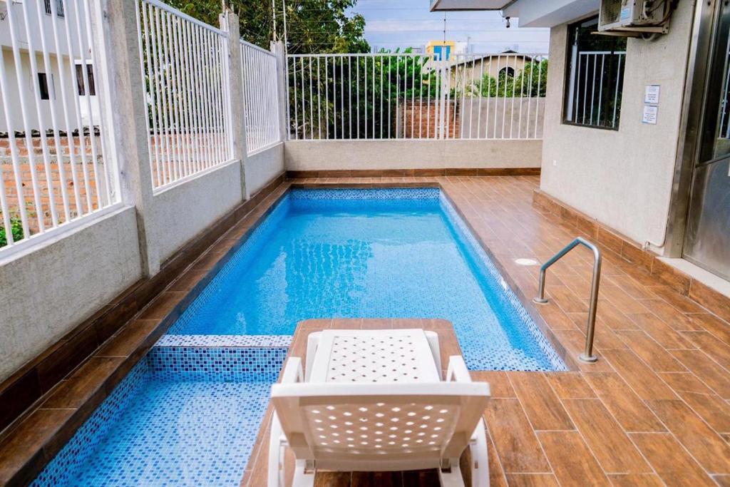 una piscina con vasca e lavandino sul balcone di Hotel Stella Blu a Manta