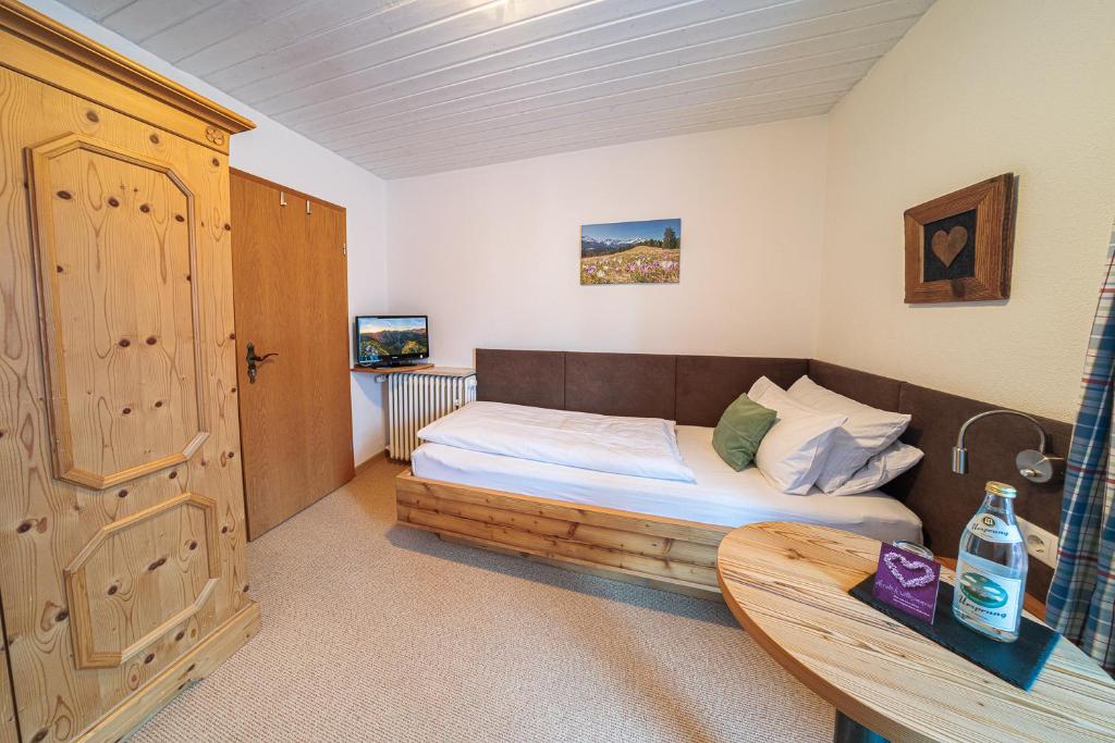 Postel nebo postele na pokoji v ubytování Frühstückspension Gästehaus Zum weissen Rössl