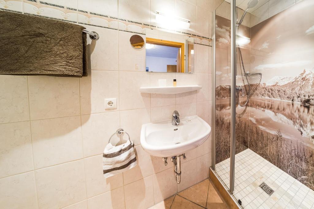 Koupelna v ubytování Frühstückspension Gästehaus Zum weissen Rössl