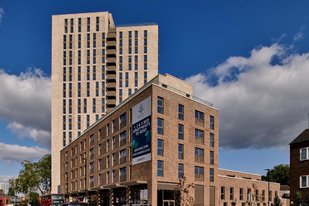 un edificio alto frente a un edificio en Apek Apartment en Londres