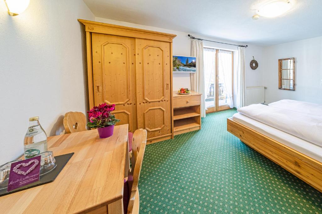 Postel nebo postele na pokoji v ubytování Frühstückspension Gästehaus Zum weissen Rössl